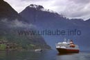 Once arrived in Geiranger, the machines are to be stopped! As the place has no port facilities, little boats immediately go alongsite the ship. Those who want to do a a land excursion are disembarked, and the steamboat is again on its way back to Alesund.